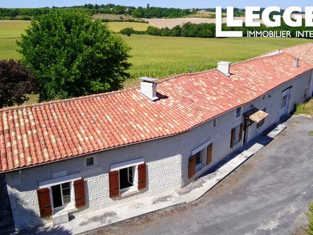 Maison en pierre avec 3/4 chambres, dépendances. Accès facile à la N10, Angoulême et Bordeaux