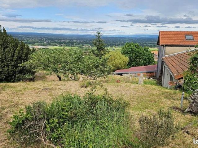 Maison en pierre avec 4 chambres, bureau, grande pièce de vie, sur 1023 m² de terrain au calme