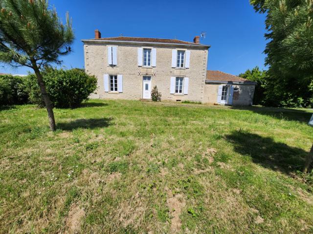 Maison en pierre avec 4 chambres et beau terrain