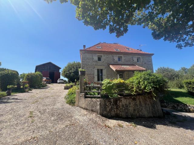 Maison en pierre avec 4 chambres, piscine et dépendances sur 4,5 ha
