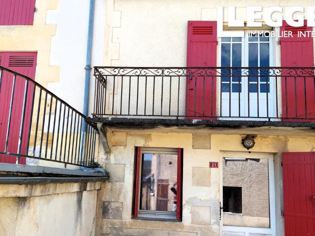 Maison en pierre avec cour fermée, proche d'une jolie bastide, avec commerces, gare et commodités sous offre