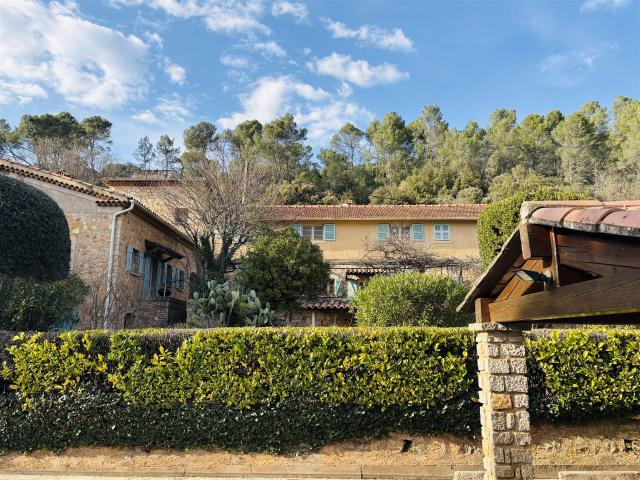 Maison en pierre avec beaucoup de charme, à quelques km de C. 190m² Entrecasteaux
