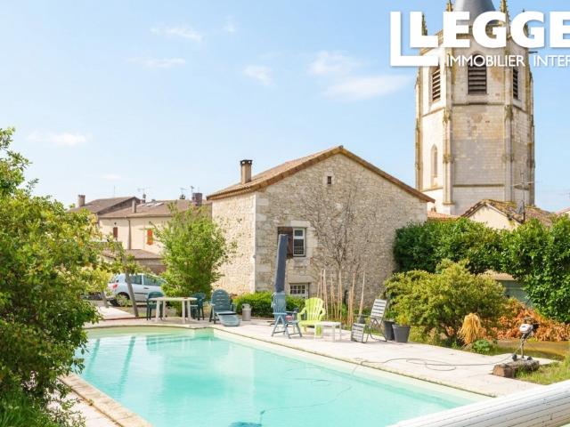 Maison en pierre avec bien locatif, grand jardin avec piscine située au centre d'un village de caractère