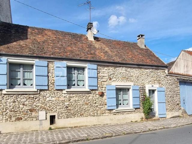 MAISON EN PIERRE AVEC GARAGE ET JARDIN !