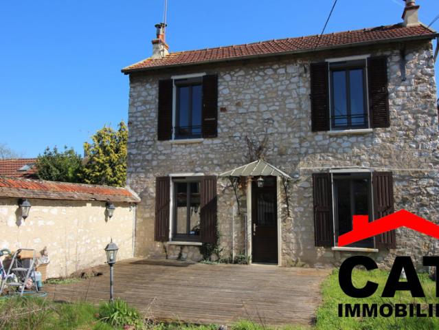 MAISON EN PIERRE AVEC GARAGE ET JARDIN