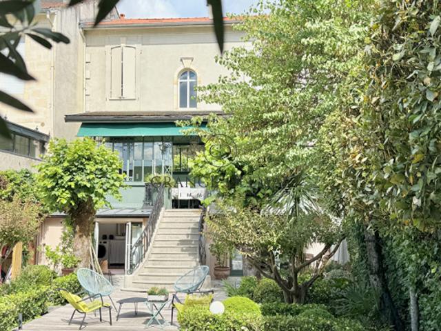 Maison en pierre avec garage, jardi et piscine LESCURE
