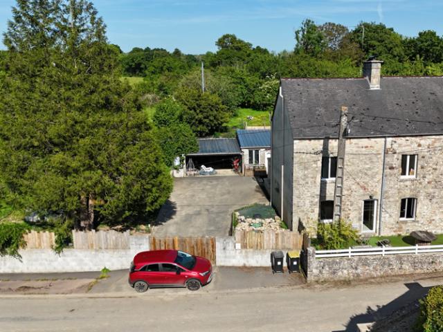 Maison en pierre avec garages et terrain à la campagne