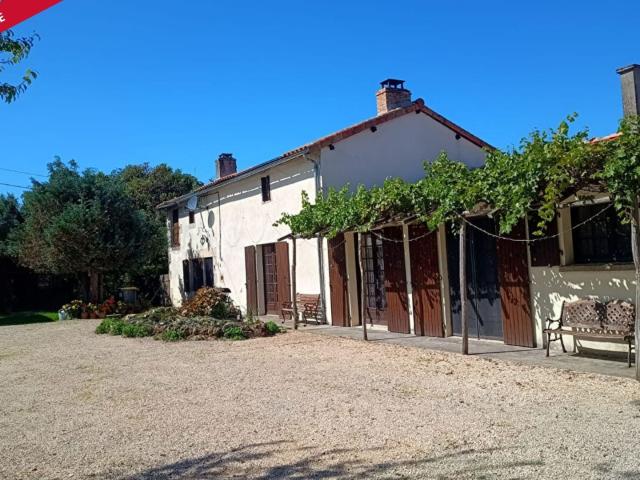 Maison en pierre avec gîte et piscine