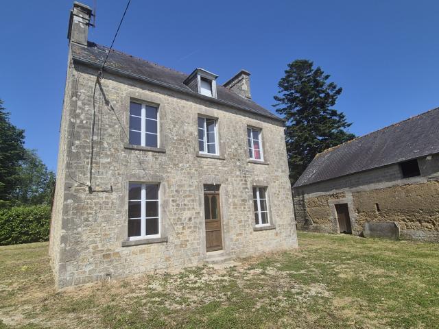 Maison en pierre avec grands espaces pour animaux