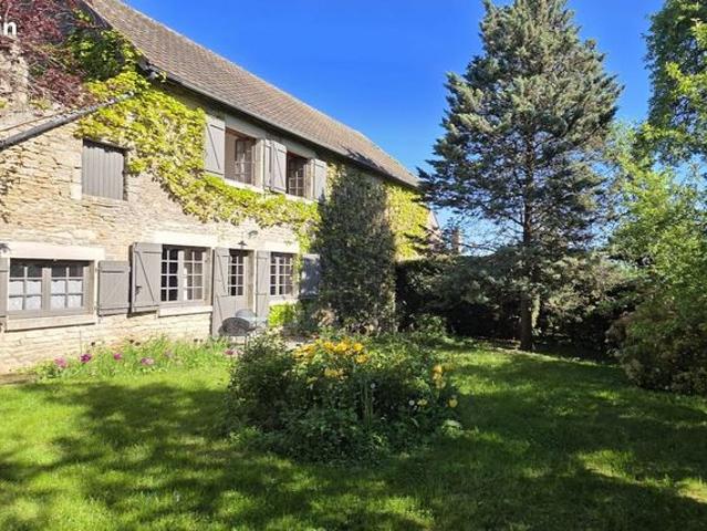 Maison en pierre avec grange et jardin