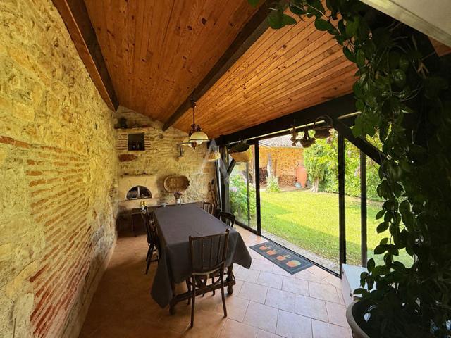 Maison en pierre avec grange et piscine