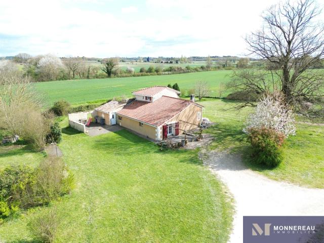 Maison En Pierre Avec Grange Et 1,12 Ha 132m² Baignes Sainte Radegonde