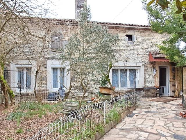 Maison en pierre avec grange