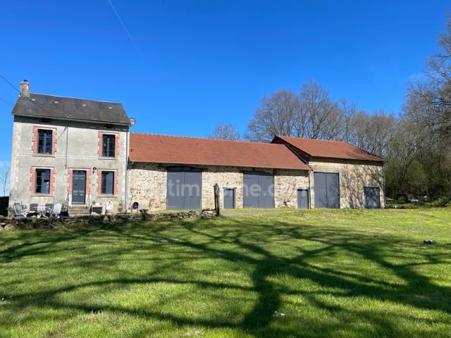 Maison en pierre avec 3 granges, puits et 3000 m2 de terrain