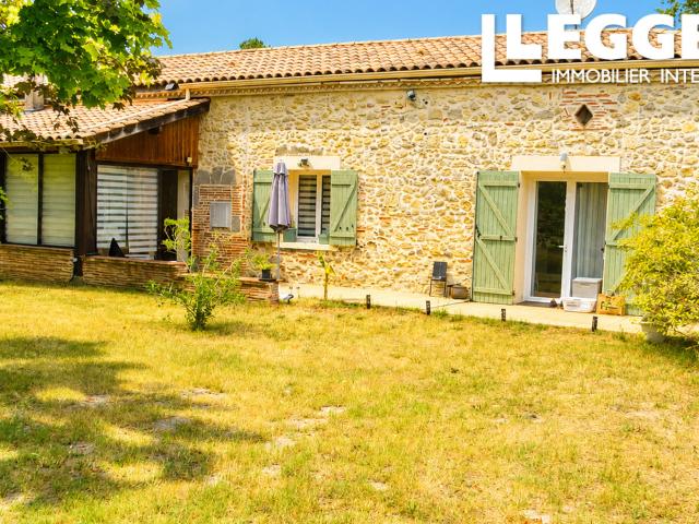 Maison en pierre avec deux chambres d'hôte et trois gîtes en activité. Jardin autour avec piscine