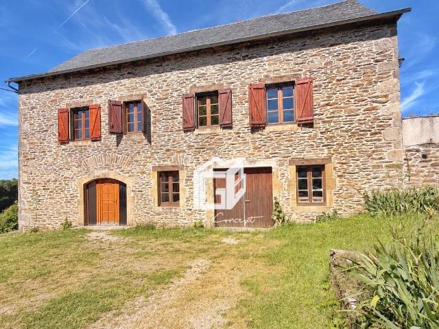 Maison en pierre avec dépendance