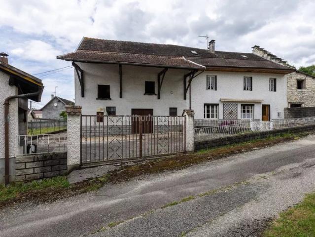 Maison en pierre avec dépendances
