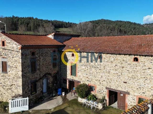 maison en pierre avec dépendances