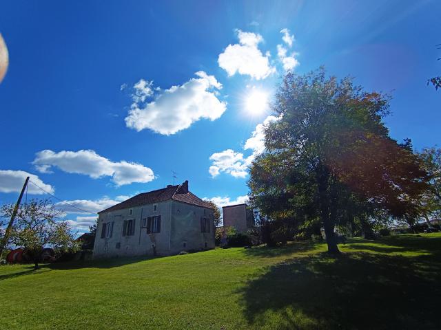 Maison en pierre avec dépendances