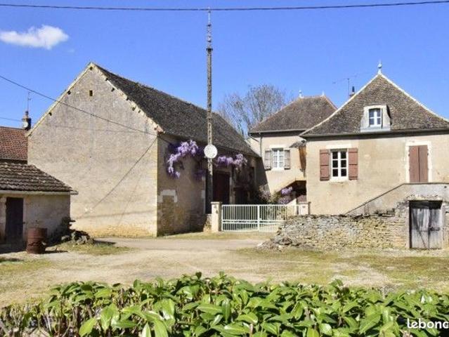 Maison en pierre avec dépendances
