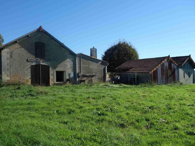 Maison en pierre avec dépendances à rénover sur un terrain d. 86m² Saint Ciers de Canesse