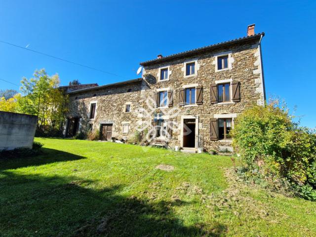 Maison en pierre avec dépendances et terrain de 2 972 m2