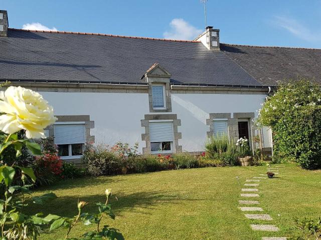 Maison en pierre avec dépendances, hangars, 5000 m2 de terrain