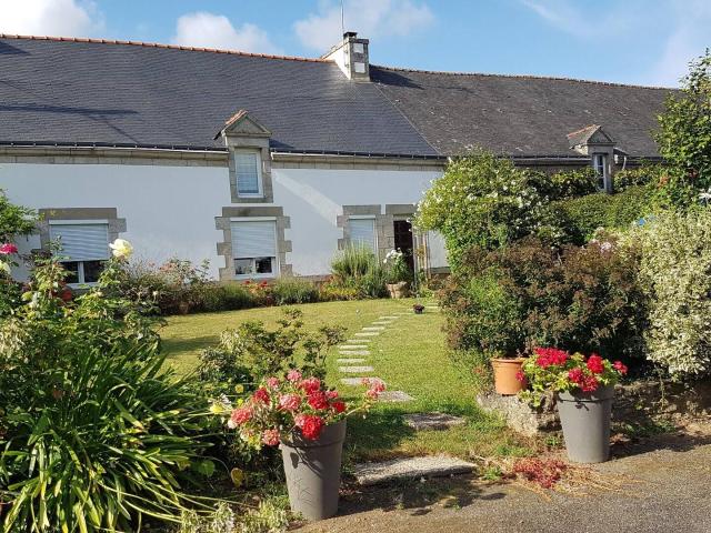 Maison en pierre avec dépendances, hangars, 5000 m2 de terrain