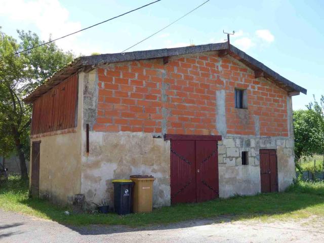 Maison en pierre avec dépendances sur grand terrain de 4700m. 50m² Blaye