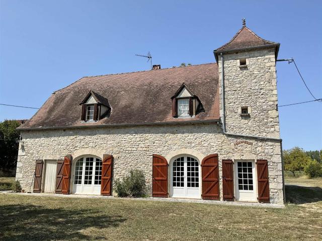 Maison en pierre avec dépendances sur 5.504m² 154m² Souillac