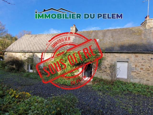Maison en pierre avec dépendances, puits et ruisseau, enviro