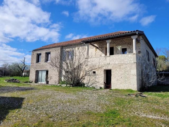 Maison en pierre avec extension et grande grange, sur un terrain de 8811 m,² à moins de 15 minutes de Cahors