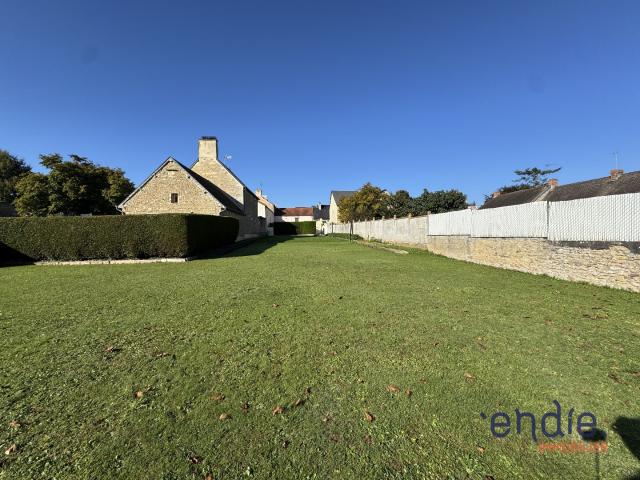 Maison en pierre avec fort potentiel et dépendances sur terrain constructible