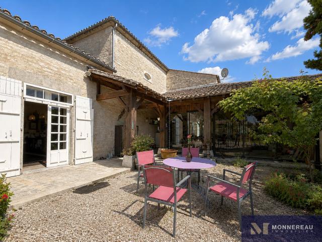 Maison En Pierre Avec Jardin Clos Et Garage 162m² Julienne