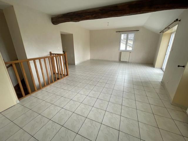 Maison en pierre avec jardin et garage