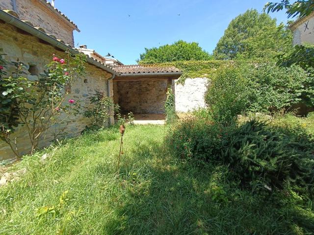 MAISON EN PIERRE AVEC JARDIN ET GRANGE