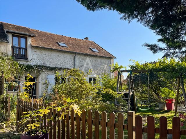 MAISON EN PIERRE AVEC JARDIN ET STATIONNEMENT PROCHE DE LA GARE