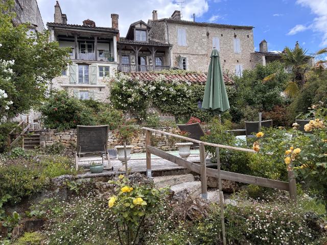 Maison en pierre avec jardin en centre bourg