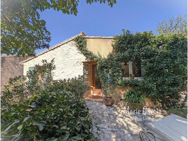 Maison en pierre avec jardin, garage et stationnements