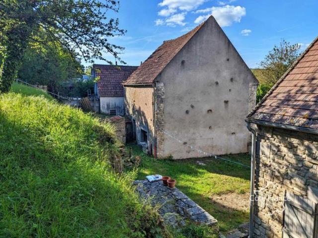 Maison en pierre avec jardin, grange et terrain au bord de l