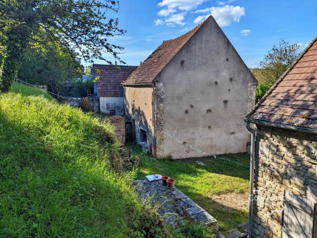 Maison en pierre avec jardin, grange et terrain au bord de l