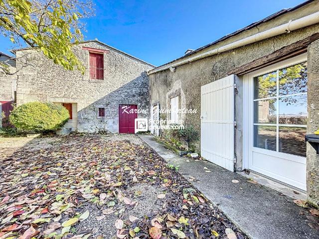 Maison en pierre avec jardin