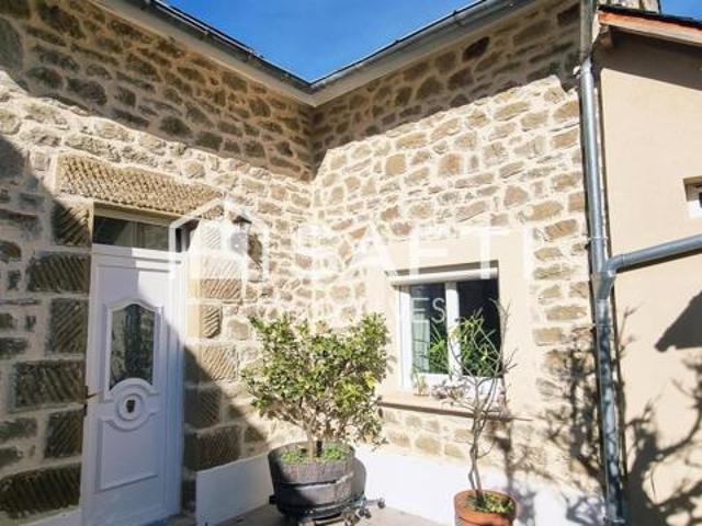 Maison en pierre avec jardin 2 terrasses et garage