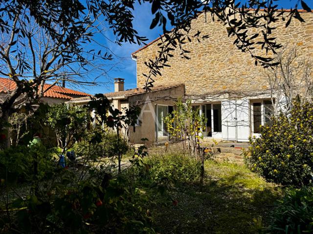 Maison en pierre avec jardin