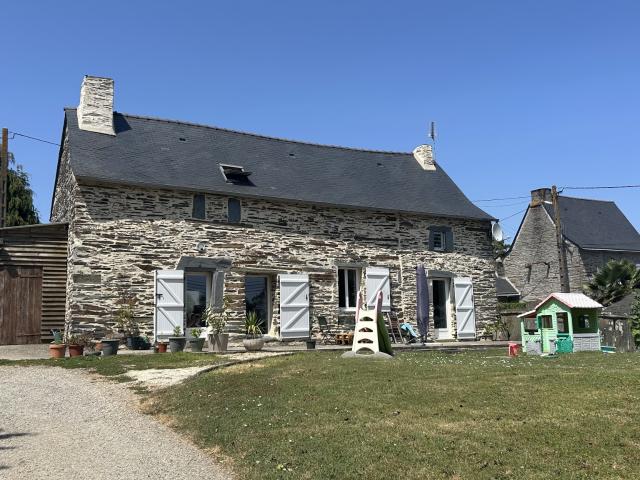 Maison en pierre avec jardin