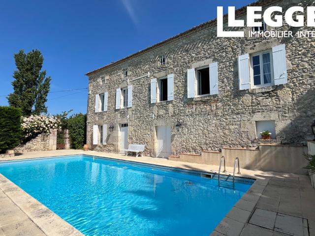 Maison en pierre avec sa vue dégagée sur la vallée