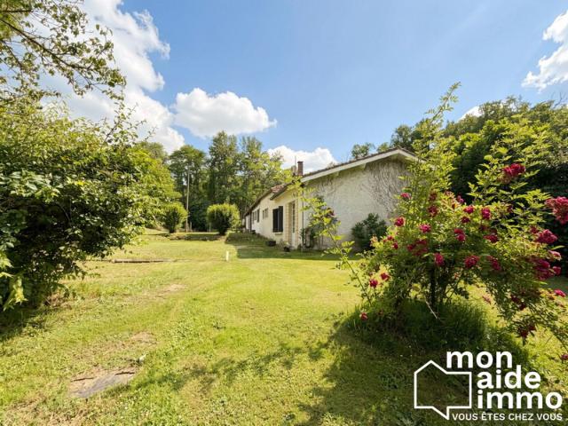 Maison en pierre avec ponton privatif sur rivière et dépendanc