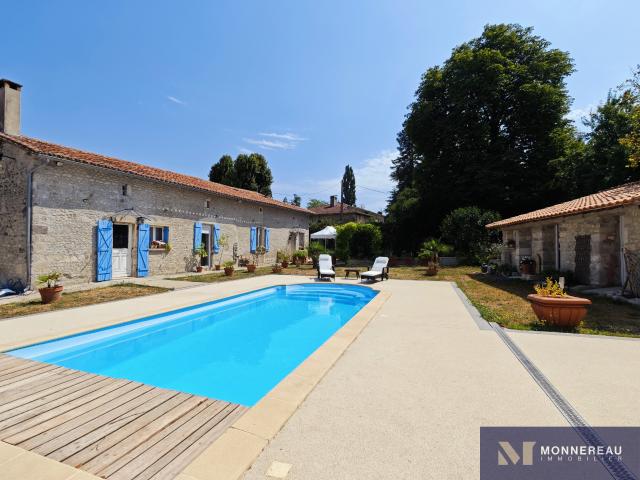 MAISON EN PIERRE AVEC PISCINE