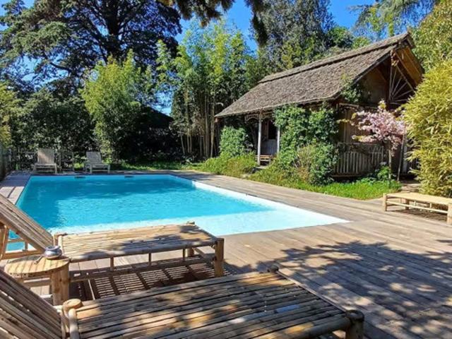 maison en pierre avec piscine