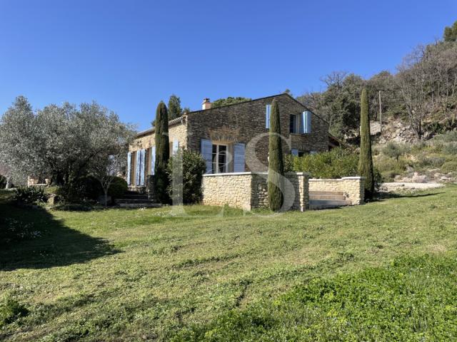 Maison en pierre avec piscine